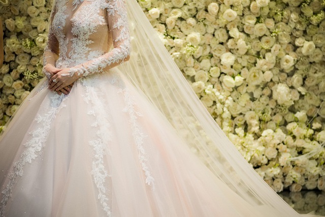 Ngắm váy cưới đính kim cương cực lộng lẫy của cô dâu 9X - Ảnh 2.