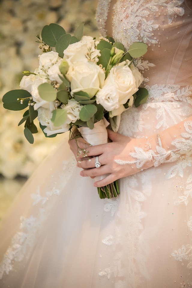 Ngắm váy cưới đính kim cương cực lộng lẫy của cô dâu 9X - Ảnh 5.
