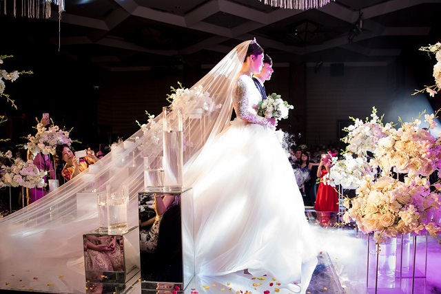 Ngắm v&aacute;y cưới đ&iacute;nh kim cương cực lộng lẫy của c&ocirc; d&acirc;u 9X - Ảnh 9.