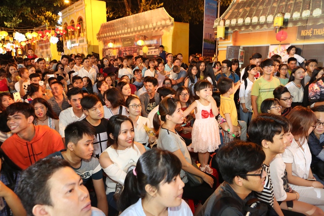 Mặc kệ mưa to, h&agrave;ng ng&agrave;n fan vẫn c&ugrave;ng Mỹ T&acirc;m, B&iacute;ch Phương, Min&hellip; rước đ&egrave;n trung thu! - Ảnh 1.