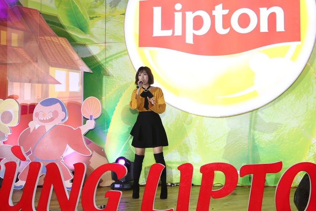 Mặc kệ mưa to, h&agrave;ng ng&agrave;n fan vẫn c&ugrave;ng Mỹ T&acirc;m, B&iacute;ch Phương, Min&hellip; rước đ&egrave;n trung thu! - Ảnh 2.