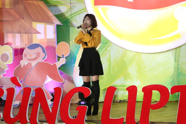 Mặc kệ mưa to, h&agrave;ng ng&agrave;n fan vẫn c&ugrave;ng Mỹ T&acirc;m, B&iacute;ch Phương, Min&hellip; rước đ&egrave;n trung thu! - Ảnh 3.