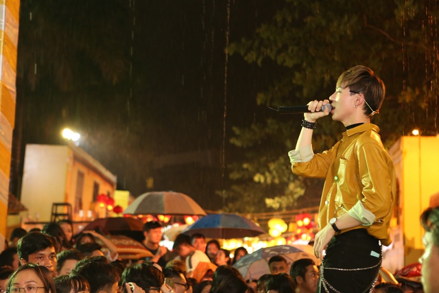 Mặc kệ mưa to, h&agrave;ng ng&agrave;n fan vẫn c&ugrave;ng Mỹ T&acirc;m, B&iacute;ch Phương, Min&hellip; rước đ&egrave;n trung thu! - Ảnh 4.