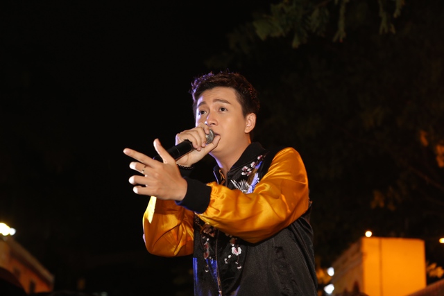 Mặc kệ mưa to, h&agrave;ng ng&agrave;n fan vẫn c&ugrave;ng Mỹ T&acirc;m, B&iacute;ch Phương, Min&hellip; rước đ&egrave;n trung thu! - Ảnh 6.