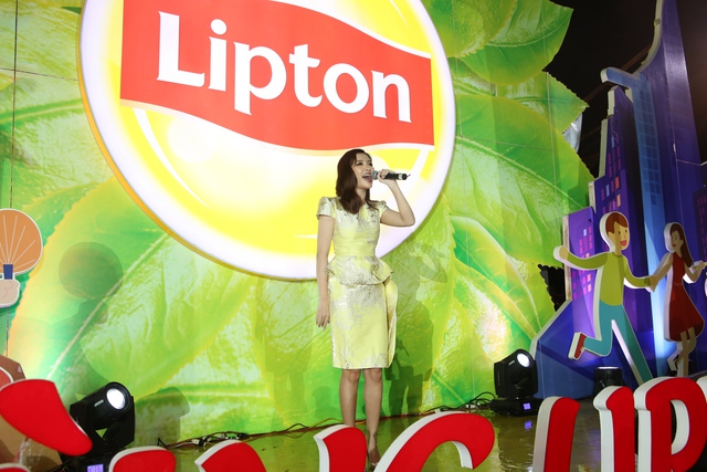 Mặc kệ mưa to, h&agrave;ng ng&agrave;n fan vẫn c&ugrave;ng Mỹ T&acirc;m, B&iacute;ch Phương, Min&hellip; rước đ&egrave;n trung thu! - Ảnh 8.