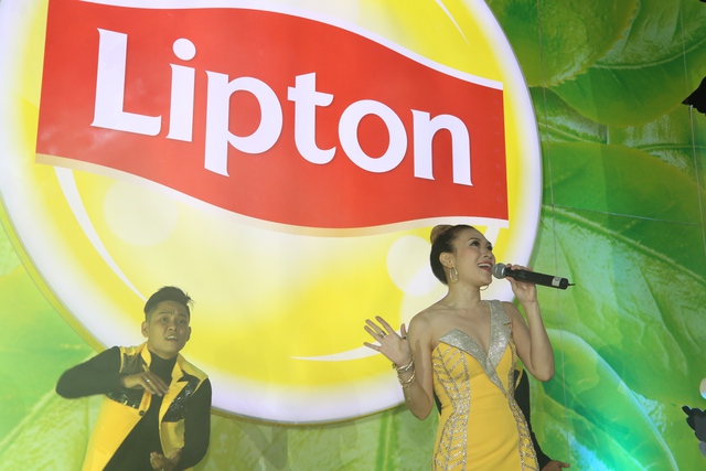 Mặc kệ mưa to, h&agrave;ng ng&agrave;n fan vẫn c&ugrave;ng Mỹ T&acirc;m, B&iacute;ch Phương, Min&hellip; rước đ&egrave;n trung thu! - Ảnh 10.