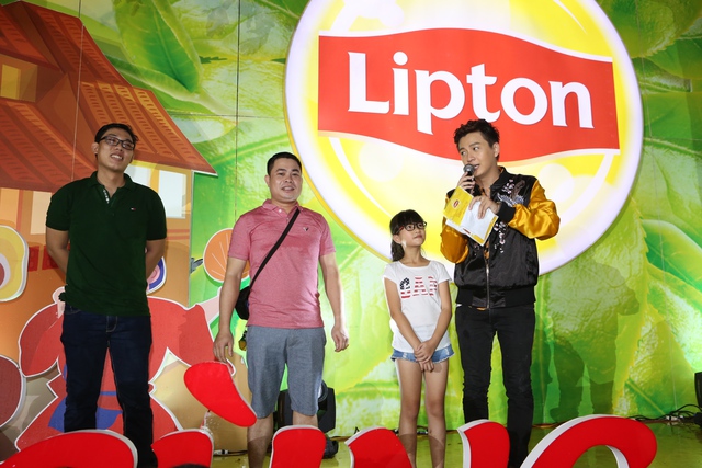 Mặc kệ mưa to, h&agrave;ng ng&agrave;n fan vẫn c&ugrave;ng Mỹ T&acirc;m, B&iacute;ch Phương, Min&hellip; rước đ&egrave;n trung thu! - Ảnh 12.