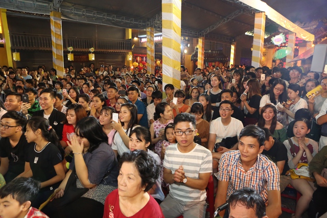 Mặc kệ mưa to, h&agrave;ng ng&agrave;n fan vẫn c&ugrave;ng Mỹ T&acirc;m, B&iacute;ch Phương, Min&hellip; rước đ&egrave;n trung thu! - Ảnh 13.