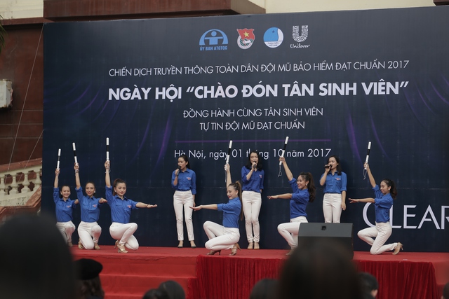 N&aacute;o nhiệt ng&agrave;y hội Đồng h&agrave;nh c&ugrave;ng t&acirc;n sinh vi&ecirc;n tự tin đội mũ đạt chuẩn - Ảnh 2.