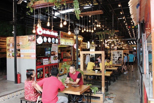 Giới trẻ Sài thành hào hứng với khu chợ ẩm thực phong cách Singapore - Ảnh 3.