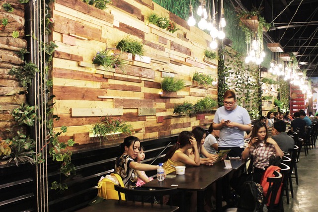 Giới trẻ Sài thành hào hứng với khu chợ ẩm thực phong cách Singapore - Ảnh 8.