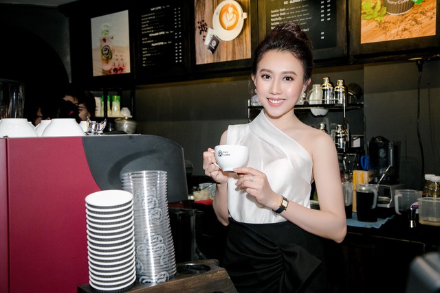 Đến Fairy Coffee kh&aacute;m ph&aacute; c&aacute;c m&oacute;n &ldquo;uống l&agrave; đẹp&rdquo; của diễn vi&ecirc;n Huỳnh Hồng Loan - Ảnh 1.