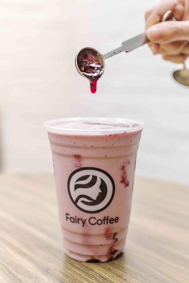 Đến Fairy Coffee kh&aacute;m ph&aacute; c&aacute;c m&oacute;n &ldquo;uống l&agrave; đẹp&rdquo; của diễn vi&ecirc;n Huỳnh Hồng Loan - Ảnh 2.