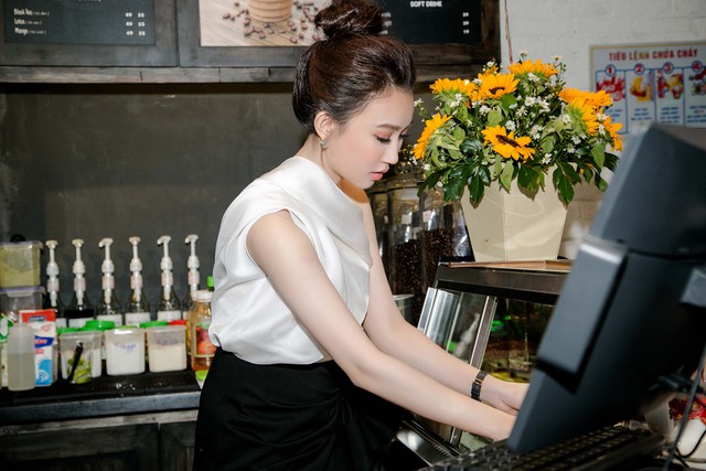 Đến Fairy Coffee kh&aacute;m ph&aacute; c&aacute;c m&oacute;n &ldquo;uống l&agrave; đẹp&rdquo; của diễn vi&ecirc;n Huỳnh Hồng Loan - Ảnh 4.