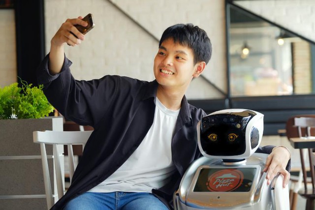 Lạ kh&ocirc;ng tưởng với tr&agrave;o lưu ăn pizza c&ugrave;ng Robot cực ngầu - Ảnh 3.