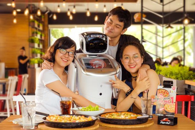 Lạ kh&ocirc;ng tưởng với tr&agrave;o lưu ăn pizza c&ugrave;ng Robot cực ngầu - Ảnh 5.