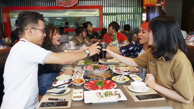 Ăn no n&ecirc;, khuyến m&atilde;i si&ecirc;u ph&ecirc;&rdquo; tại lẩu băng chuyền Kichi Dolphin Plaza - Ảnh 2.