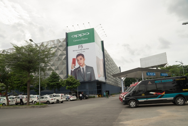 Sơn T&ugrave;ng M-TP bất ngờ phủ s&oacute;ng khắp c&aacute;c bảng quảng c&aacute;o ngo&agrave;i trời c&ugrave;ng OPPO F5 - Ảnh 1.