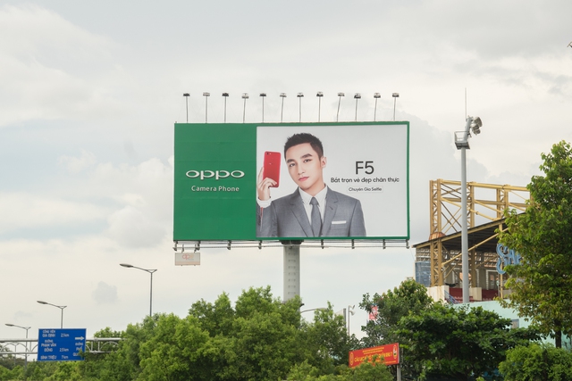 Sơn T&ugrave;ng M-TP bất ngờ phủ s&oacute;ng khắp c&aacute;c bảng quảng c&aacute;o ngo&agrave;i trời c&ugrave;ng OPPO F5 - Ảnh 3.