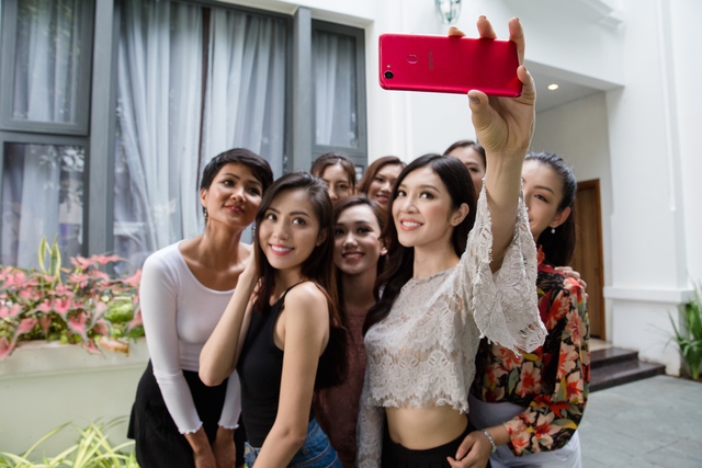 Sơn T&ugrave;ng M-TP bất ngờ phủ s&oacute;ng khắp c&aacute;c bảng quảng c&aacute;o ngo&agrave;i trời c&ugrave;ng OPPO F5 - Ảnh 4.