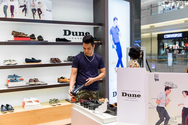 Kh&aacute;m ph&aacute; cửa h&agrave;ng Dune London đầu ti&ecirc;n tại Việt Nam - Ảnh 9.
