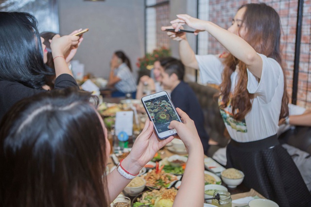 Hot food blogger tưng bừng trải nghiệm không gian nhà hàng Kampong Chicken House Hoàng Đạo Thúy - Ảnh 11.
