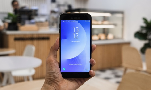 Chi&ecirc;m ngưỡng Galaxy J7+ mỏng - nhẹ - mượt m&agrave; vừa được b&aacute;n ra tại thị trường Việt Nam - Ảnh 12.
