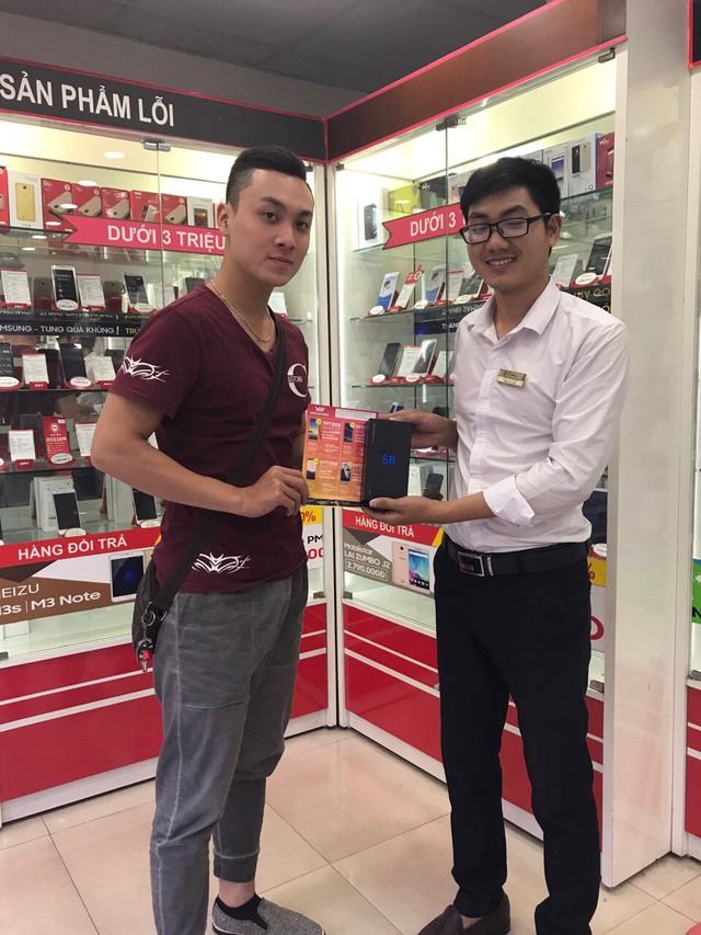 Kh&aacute;ch h&agrave;ng h&aacute;o hức đến FPT Shop mua điện thoại trợ gi&aacute; k&egrave;m g&oacute;i cước si&ecirc;u hấp dẫn - Ảnh 3.