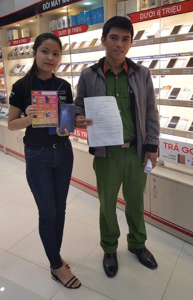 Kh&aacute;ch h&agrave;ng h&aacute;o hức đến FPT Shop mua điện thoại trợ gi&aacute; k&egrave;m g&oacute;i cước si&ecirc;u hấp dẫn - Ảnh 4.