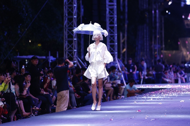 Phạm Hương catwalk xuất thần trên sàn diễn tỏa hương đặc biệt - Ảnh 6.