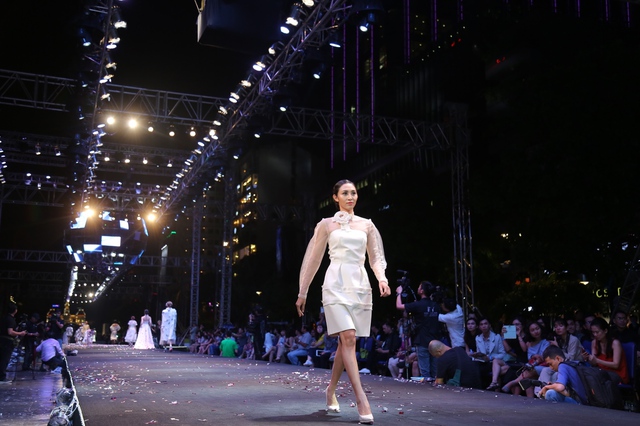 Phạm Hương catwalk xuất thần trên sàn diễn tỏa hương đặc biệt - Ảnh 9.