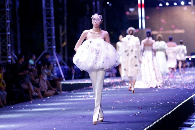 Phạm Hương catwalk xuất thần trên sàn diễn tỏa hương đặc biệt - Ảnh 11.