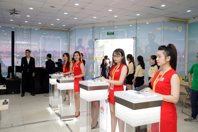 Sau&nbsp;10&nbsp;ng&agrave;y, Huawei nova 2i đ&atilde; được giao tới tay những chủ nh&acirc;n đầu ti&ecirc;n - Ảnh 1.