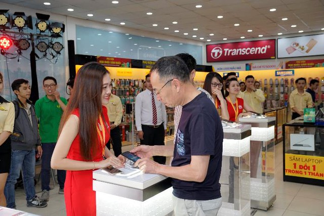Sau&nbsp;10&nbsp;ng&agrave;y, Huawei nova 2i đ&atilde; được giao tới tay những chủ nh&acirc;n đầu ti&ecirc;n - Ảnh 2.