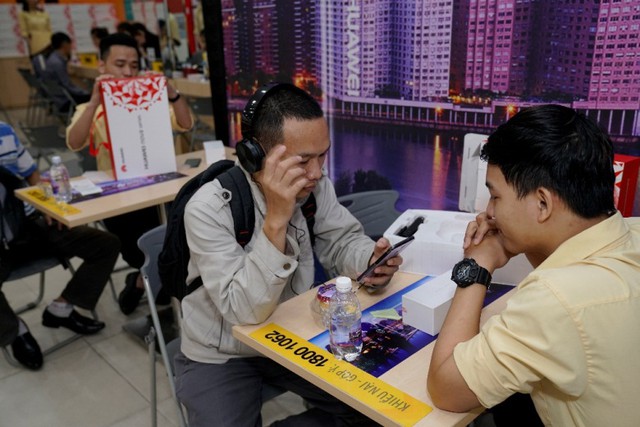 Sau&nbsp;10&nbsp;ng&agrave;y, Huawei nova 2i đ&atilde; được giao tới tay những chủ nh&acirc;n đầu ti&ecirc;n - Ảnh 7.