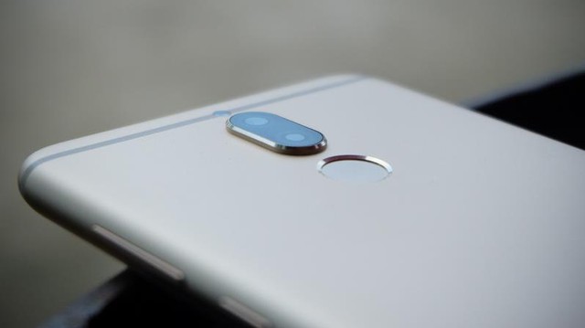 Sau m&agrave;u đen, Huawei nova 2i lại g&acirc;y sốt với phi&ecirc;n bản m&agrave;u v&agrave;ng giới hạn - Ảnh 2.