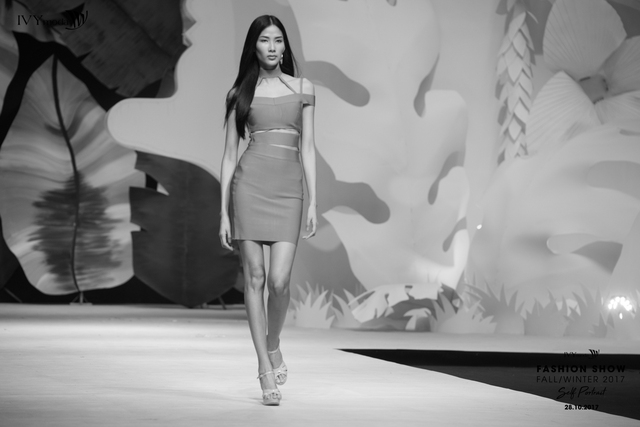 Sau The Face, Hoàng Thuỳ - Minh Tú lại lạnh lùng khi chạm mặt nhau trên sàn diễn thủ đô - Ảnh 1.