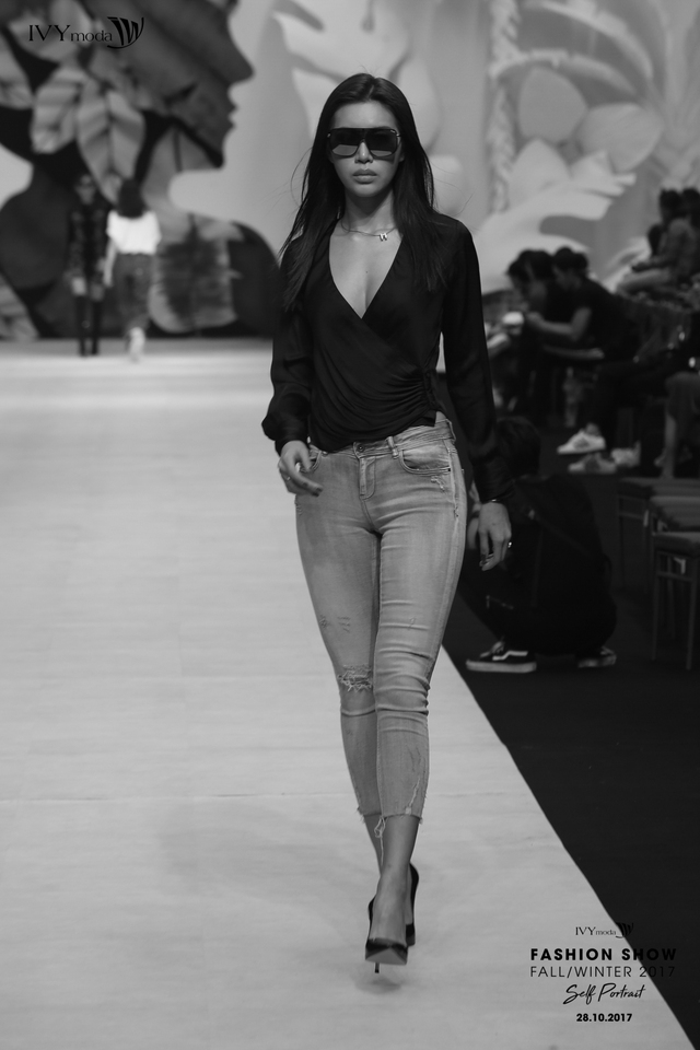 Sau The Face, Hoàng Thuỳ - Minh Tú lại lạnh lùng khi chạm mặt nhau trên sàn diễn thủ đô - Ảnh 2.