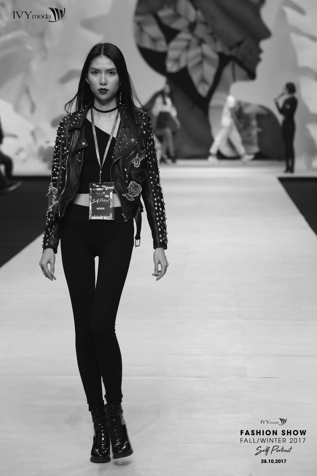 Sau The Face, Hoàng Thuỳ - Minh Tú lại lạnh lùng khi chạm mặt nhau trên sàn diễn thủ đô - Ảnh 6.