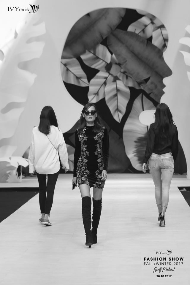 Sau The Face, Hoàng Thuỳ - Minh Tú lại lạnh lùng khi chạm mặt nhau trên sàn diễn thủ đô - Ảnh 8.