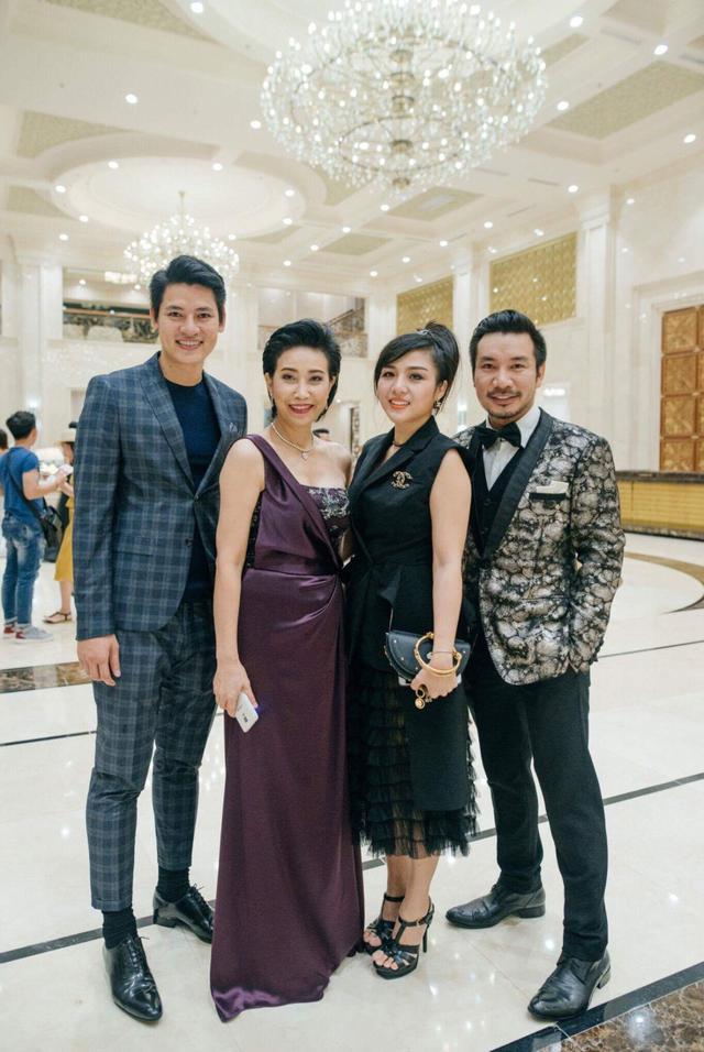 L&ecirc; Kh&ocirc;i Nguy&ecirc;n, B&aacute; Cường c&ugrave;ng Madame Siripen Pansritum tham dự Miss Grand International 2017 - Ảnh 1.
