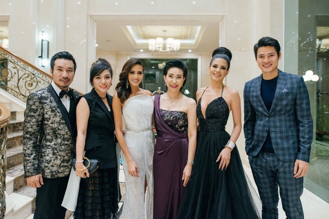 L&ecirc; Kh&ocirc;i Nguy&ecirc;n, B&aacute; Cường c&ugrave;ng Madame Siripen Pansritum tham dự Miss Grand International 2017 - Ảnh 2.