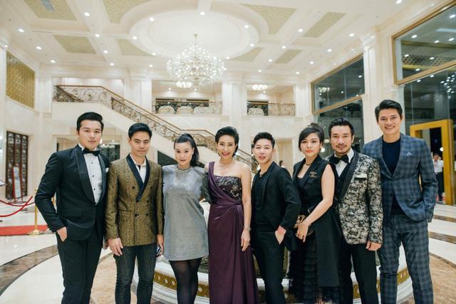 L&ecirc; Kh&ocirc;i Nguy&ecirc;n, B&aacute; Cường c&ugrave;ng Madame Siripen Pansritum tham dự Miss Grand International 2017 - Ảnh 3.