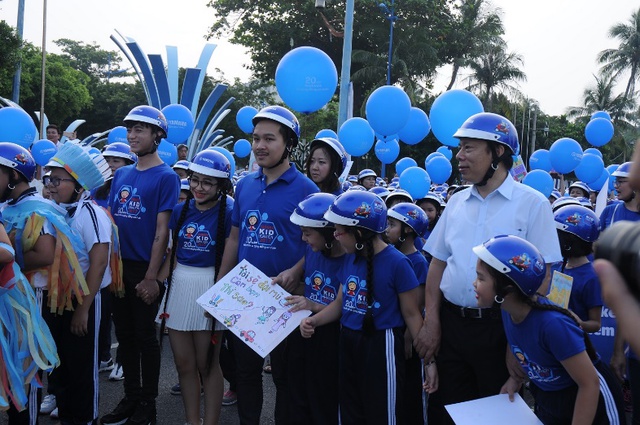 Soobin Hoàng Sơn cực đáng yêu trong vòng vây các fan nhí TP.Vũng Tàu - Ảnh 3.