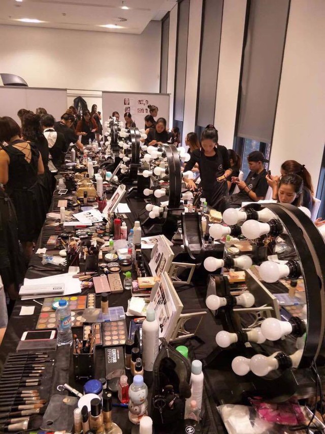 Đây chính là ekip make-up cho hàng trăm người mẫu tại VIFW 2017 - Ảnh 12.