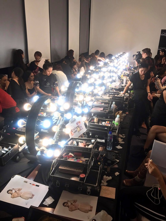 Đây chính là ekip make-up cho hàng trăm người mẫu tại VIFW 2017 - Ảnh 13.