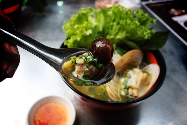 6 món ăn “thần thánh” của Sài Gòn bạn không thể phớt lờ - Ảnh 4.