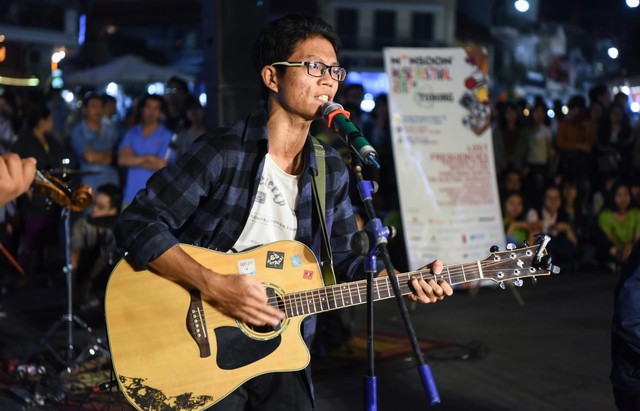 Giới trẻ h&agrave;o hứng phi&ecirc;u &acirc;m nhạc tại street show, đua nhau &ldquo;săn v&eacute;&rdquo; đến MMF by Tuborg 2017 - Ảnh 1.