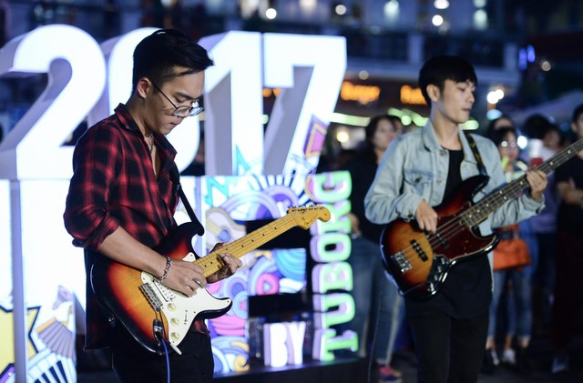 Giới trẻ h&agrave;o hứng phi&ecirc;u &acirc;m nhạc tại street show, đua nhau &ldquo;săn v&eacute;&rdquo; đến MMF by Tuborg 2017 - Ảnh 2.