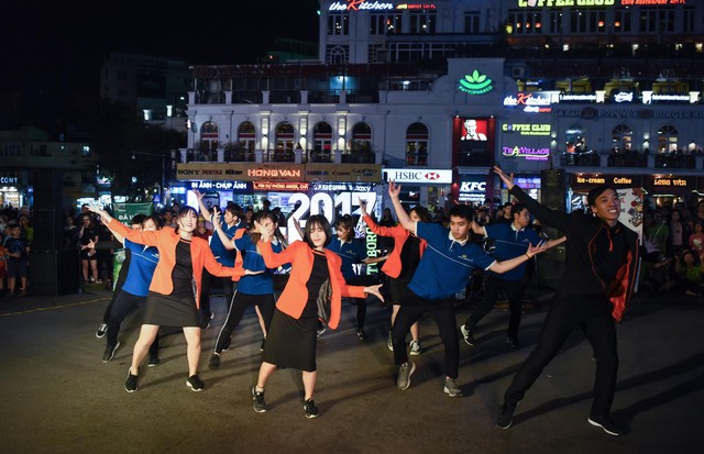 Giới trẻ h&agrave;o hứng phi&ecirc;u &acirc;m nhạc tại street show, đua nhau &ldquo;săn v&eacute;&rdquo; đến MMF by Tuborg 2017 - Ảnh 4.